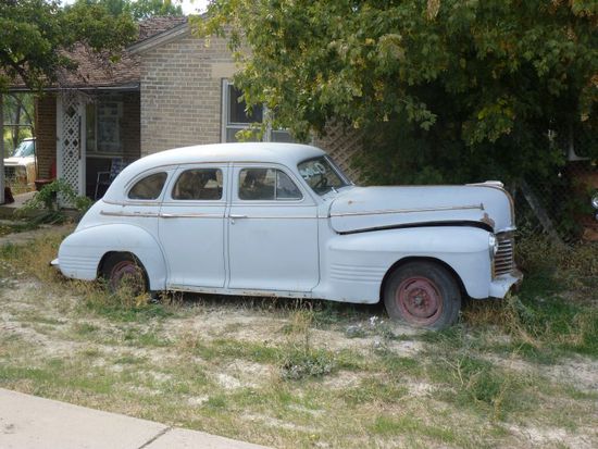 Nachdem wir genug gesehen und fotografiert hatten, wollten wir nun die 3 Stunden Fahrt nach Page hinter uns bringen.
Am Wegesrand fielen uns nach einiger Zeit einige Schrottplätze ins Auge die für deutsche Touristen einiges an Fotomotiven boten.
Wir konnten nicht anders als anzuhalten und zu fotografieren.
