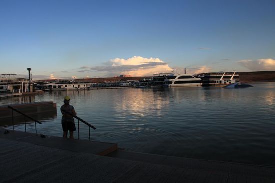 Endlich kommen wir in Page an.
Das liegt am Lake Powell und wir möchten zuerst an den Antelope Point - das ist ein toller Hafen mit vielen Hausbooten und auch Speedbooten.
Der See ist über 120m tief, es schwimmen auch ein paar Leute, aber die tragen einen Neopren-Anzug.
Herrliche Gegend, wir genießen es hier den Sonnenuntergang zu sehen.