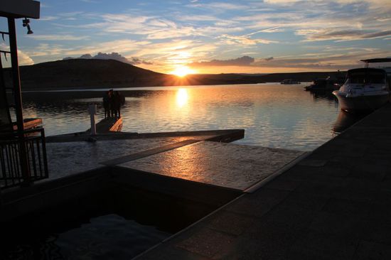 Kurz bevor die Sonne ganz verschwindet taucht sie alles nochmal in feuerrotes Licht.