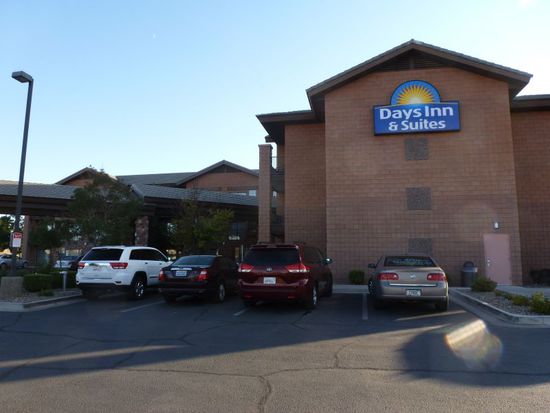 Wir fahren zu unserem Hotel Day`s Inn (haben wir nachmittags schon aufgenommen, deshalb ist es hell ).
Es gefällt uns sehr gut hier, gleich nebenan ist ein Jack in the Box und gegenüber ein Super Walmart.