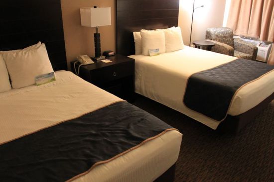 Unser sehr schönes Zimmer, das Hotel wurde 2010 komplett renoviert und alles sieht sehr neu und schön aus.
Morgen geht es endlich zum Antelope Canyon und wir freuen uns sehr darauf.
Bis morgen ihr alle da am anderen Ende!