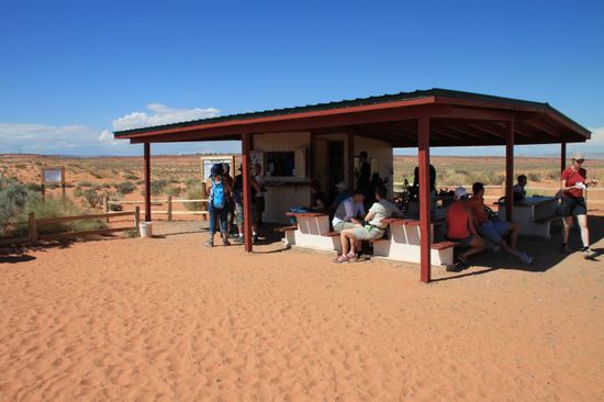 Das ist das Eingangshäuschen vom Antelope Canyons.
Dort haben wir die Eintrittskarten gekauft.
Da beide Canyons auf Indianergebiet lieben werden sie von den Navajos verwaltet.
Wir hatten durch unsere große Kamera und das Stativ die Möglichkeit einen Photo-Pass zu erhalten.
Mit diesem Pass darf man eine Stunde länger im Canyon bleiben als die anderen Leute und der indianische Guide gibt gute Tips für ausgefallene Fotos.
Der Canyon ist das ausgefallenste was wir bis jetzt in unserem Traumurlaub gesehen haben.
Wir gerieten in einen richtigen Rausch beim fotografieren und es wurden an die 500 Fotos.
Diese hier gezeigten ist nur eine kleine Auswahl.
So etwas wunderschönes haben wir noch nie gesehen und wir hätten auch nie-nie-niemals gedacht dass es so etwas überhaupt gibt auf dieser Erde.
Absolut empfehlenswert und sein Eintrittsgeld tausendmal wert!