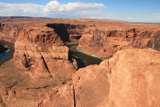 Manche Leute hier turnen an den Abgründen herum dass es einem ganz anders wird.
Alles nur um das ultimative Foto zu bekommen, möglichst das Beste von allen.
Total unvernünftig springen die in Flip-Flops auf kleine Felsvorsprünge hinter denen es nach wenigen Zentimetern in die Schlucht bergab geht.
Wir hoffen nur dass keiner vor unseren Augen abstürzt.
Jedes Jahr sterben hier viele Menschen aus reiner Unvernunft!
