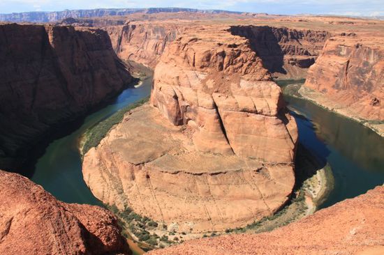Ganz vor an die Kante trauen wir uns einfach nicht.
Nur wenn man ganz vor geht hat man die vordere Wasserschleife mit drauf, wir finden es sieht auch so schon spektakulär genug aus.
