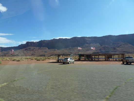 Unser erstes Zwischenziel ist die alte und neue Navajo-Bridge.
Auf dem Parkplatz stehen einfache Holzstände an denen alte Navajo-Frauen schönen selbstgemachten Indianerschmuck anbieten.
Wir kaufen einige schöne Teile für unsere Tochter bei einer sehr alten und fast zahnlosen Indianerfrau - sie freut sich, denn heute ist wenig los, die Saison ist fast zu Ende.