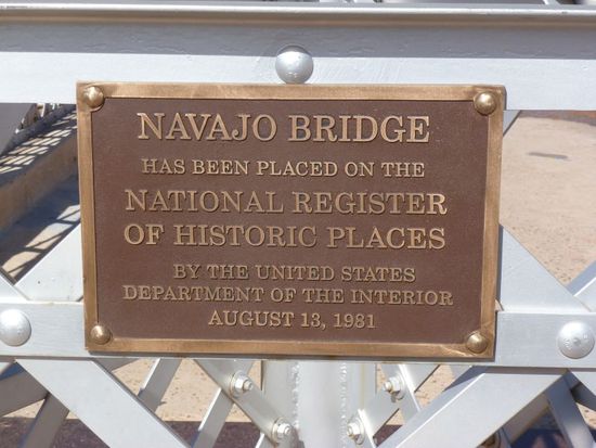 Das Eingangsschild zwischen beiden Brücken.