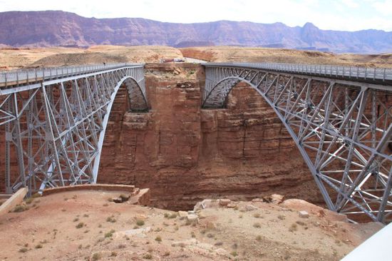 Von der anderen Seite der Blick auf beide Brücken - links die alte und rechts die neue aus den Achtzigerjahren.