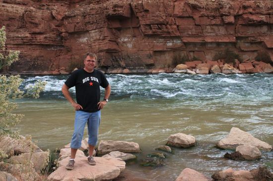 Ein Stück weiter wurde der Fluß zum Wildwasser, wie hielten nochmal an und gingen bis nach vorne.
Die Stromschnellen hatten es in sich und das Wasser toste laut.