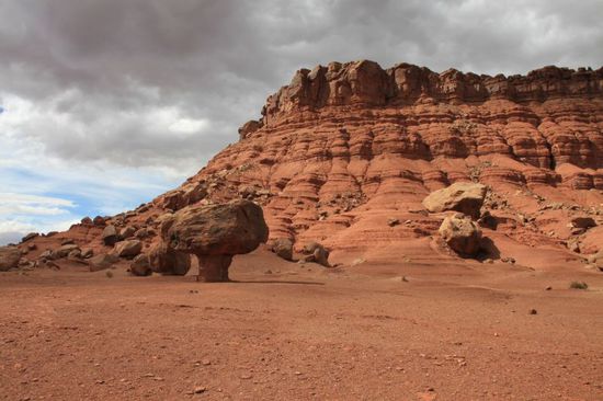 Auf der Rückfahrt zum Highway hielten wir noch an diesem Berg mit merkwürdigen riesigen Steinen die wie Pilze aufeinandergetürmt waren.
Der Himmel wurde immer schwärzer und es kamen ein paar Regentropfen, sehr starker Wind zog auf.