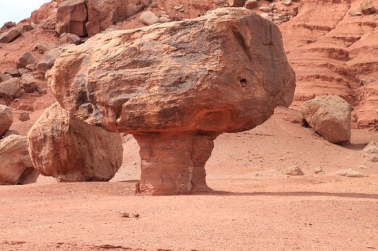 Die Steine brechen von dem großen Fels weg und bleiben teilweise so aufeinander liegen, was dann lustige Formationen ergibt.