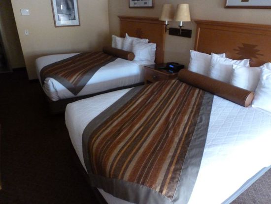 Wir fahren das letzte Stück bis zum Grand Canyon und beziehen unser schönes Zimmer im Best Western Squire Inn.
Irgendwie sind wir geschafft von der Fahrt heute und auch von dem stürmischen Wetter.
Deshalb setzen wir uns erstmal in unser Zimmer und trinken eine Tasse Kaffee und essen den Käsekuchen aus dem Walmart von Page.
Danach packen wir unsere Rucksäcke, schnüren unsere Wanderschuhe und jetzt wollen wir ihn endlich sehen - den Grand Canyon!
Draußen sind mittlerweile keine dunklen Wolken mehr, es ist eher eine rabenschwarze Wand die genau auf uns zuzieht.
Trotzdem fahren wir los - wir haben ja nur heute für den Grand Canyon, da kann uns kein Wetter schrecken - jedenfalls denken wir da noch so, denn es kommt noch recht heftig.