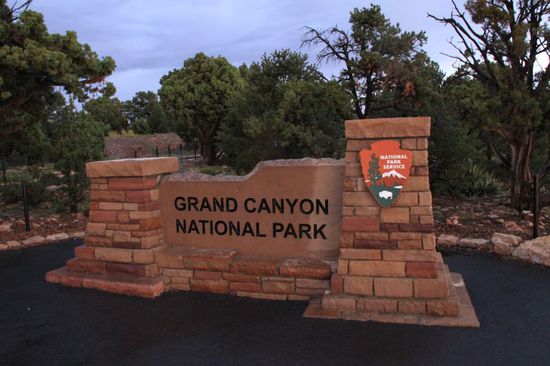 Nach kurzer Fahrt haben wir den Eingang erreicht, nun noch parken und mit dem Shuttle Bus zum ersten Viewpoint fahren.
Es wird schwarz und schwärzer am Himmel, der Wind ist mittlerweile eiskalt.
Ein herber Unterschied zu den Temperaturen der vergangenen Tage!