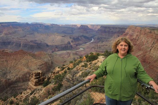Und endlich, endlich stehen wir da und schauen in den Grand Canyon.
Er ist so gewaltig groß wie man es sich nicht vorstellen kann wenn man nicht selbst da gestanden hat.