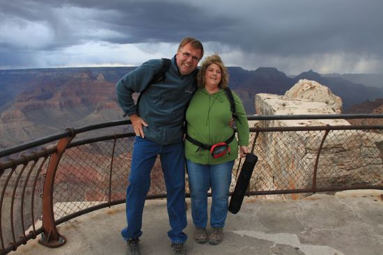 Wir beschlossen mit dem nächsten Shuttle zurückzufahren und liefen trotz Regen und Sturm nach draußen.
Ein Shuttle fuhr uns vor der Nase weg und wir mussten eine Viertelstunde in dem Wetter auf den nächsten warten.
Als der endlich kam und wir auf der Rückfahrt waren, wurde das Wetter leicht besser und man sah wie schön der Sonnenuntergang gewesen wäre auf den wir uns so gefreut hatten.