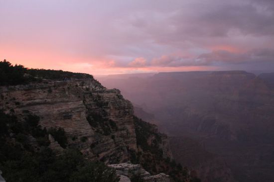 Wir liefen zu Fuß nochmal zum Mather Point, dem ersten Aussichtspunkt, jedoch konnte man nur so ein Bild wie dieses bekommen.
Bei einem richtigen Sonnenuntergang glühen alle Felsen rot.
Wir waren traurig - heute war wirklich nicht unser Tag.
Noch ein Grund diesen Urlaub zu wiederholen.
2013 - Grand Canyon wir kommen wieder!
Durchgefroren fuhren wir ins Hotel zurück und drehten die Heizung auf.
Schnell noch Reisebericht schreiben und die nassen Klamotten aufhängen, dann ins Bett - morgen geht es endlich auf meine heiss ersehnte Route 66.