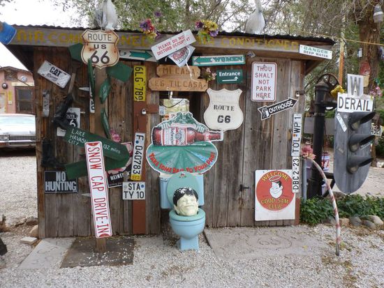 Auch dieses Sammelsurium fanden wir klasse, man beachte die Toilette mit Kopf vorne im Bild.