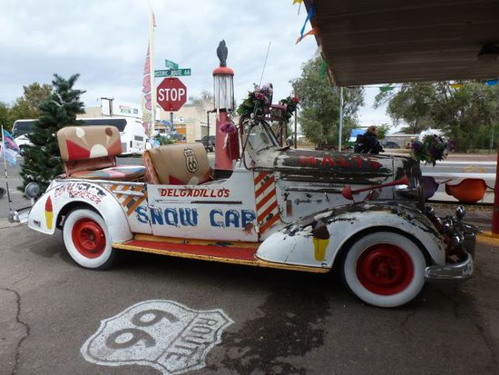 Das selbst gebaute Witzauto von Juan Delgadillo (leider vor 2 Jahren verstorben).
Es steht vor dem Burgerladen von Juan, das wird heute von seinen Söhnen weiter betrieben.
Der Laden ist extrem skurril und lustig, wir haben dort Burger und Hot Dogs gegessen.
