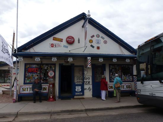 Hoffentlich ist Angel da - Bernhard sitzt mit dem mitgebrachten Autokennzeichen links vorne auf der Bank und wartet dass ich mit dem fotografieren aufhöre und wir zusammen reingehen können.
