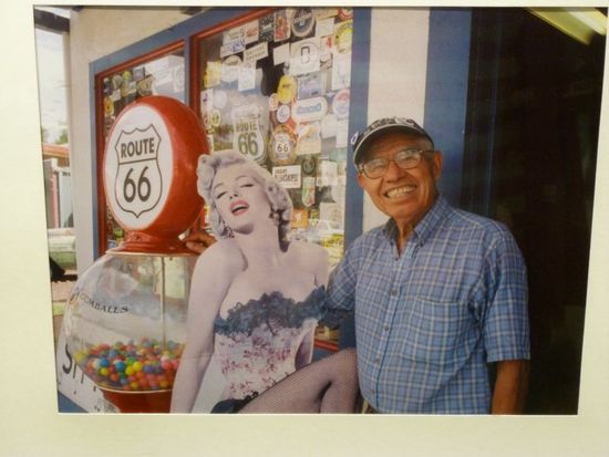 Wir kommen wieder Angel und dann bist du hoffentlich noch gesund und munter.
Direkt nach dem rasieren setzt er sich wieder auf sein Fahrrad und radelt heim zu seiner Frau Vilma, er hat uns erzählt dass sie gerade frische Bagels backt und er sich jetzt darauf freut die zu essen.
Er ist noch so rüstig und fit, man merkt ihm seine 84 Jahre nicht an.
