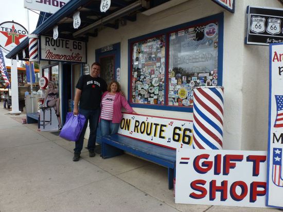 Wir machen anschließend noch in seinem Laden einen riesigen Einkauf und gönnen uns mehrere Route 66-Shirts, Tassen, Schlüsselanhänger, Aufkleber, Blechschilder und zwei Fahnen.
Draußen noch das letzte Foto und wir fahren weiter.