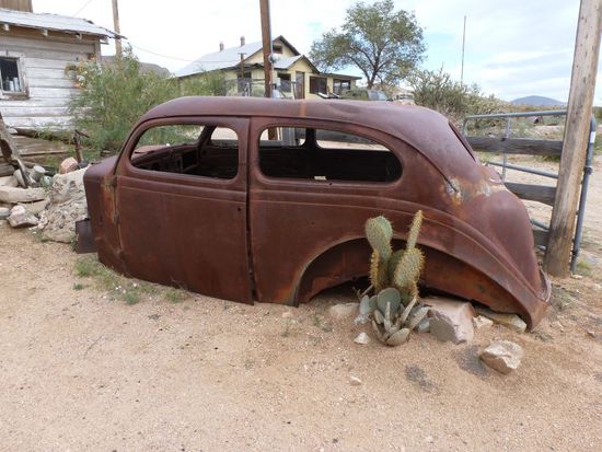 Unterwegs gibt es immer wieder tolle Fotomotive mit wunderschönen Autokarossen die hier einfach vor sich hinrosten.