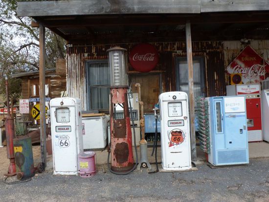 Wunderschöne alte Zapfsäulen aus der Rock`n Roll Zeit.
Was muss das damals cool gewesen sein.