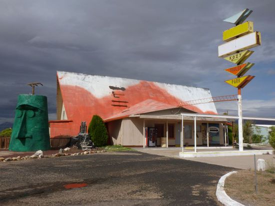 Alte, halb verfallene und natürlich geschlossene Tankstelle aus früherer Zeit.
