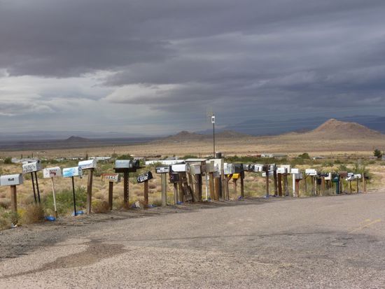 Viele, viele Briefkästen in Reih und Glied an der Straße - wo wohl die Häuser dazu sind?
Es ist weit und breit nichts zu sehen.