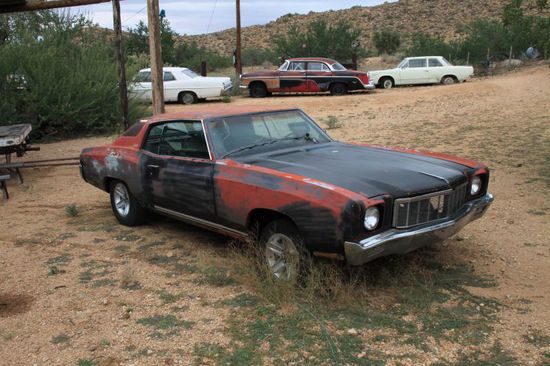 Und immer wieder verlassene Schlitten auf der gesamten Strecke.