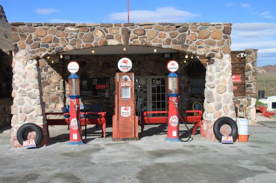 Manches ist direkt noch gut erhalten, die alten Zapfsäulen sind immer sehr sehenswert.
Warum sind die neuen heute eigentlich heute so langweilig gestaltet?