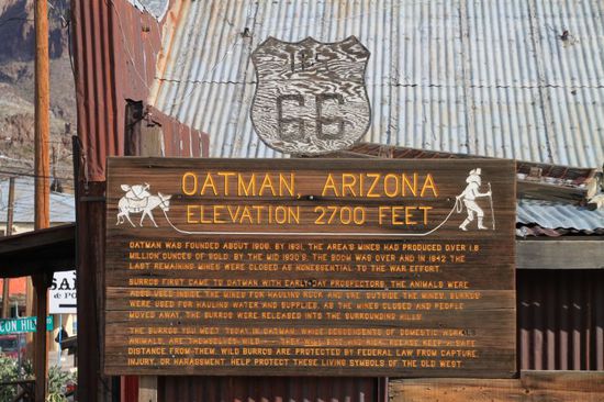 Irgendwann kommen wir über die steilen Hügel der Black Hills nach Oatman, einem alten Goldgräberstädtchen.
Hier ist die Zeit sowas von stehengeblieben!