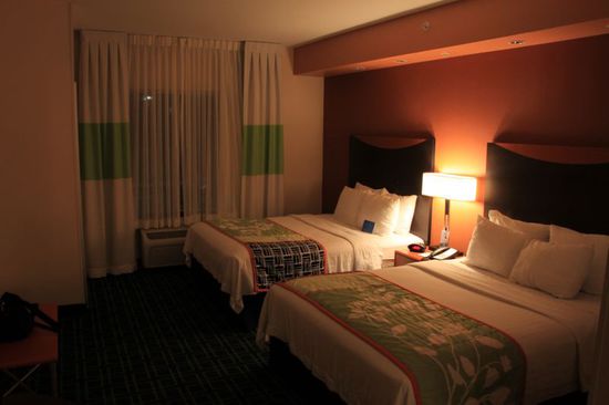 Endlich kommen wir an im Fairfield Mariott in Twentynine Palms.
Es ist schon fast 8 Uhr abends, aber der Tag war superschön und hat total Spass gemacht.
Einzig unser Navi hat uns wieder geärgert und uns bei der Hotelsuche mitten in die Wüste dirigiert und an einer Sandpiste die gar keine Straße war steif und fest behauptet dass wir hier abbiegen müssen. Ja nee - iss klar - haben wir natürlich nicht gemacht, wir wollen ja nicht stecken bleiben.
Eine hilfsbereite Tankstelle und eine nette Mitarbeiterin von Burger King weisen uns den richtigen Weg.
Unser Zimmer ist einfach der Wahnsinn, das Hotel ist erst ein Jahr alt und alles ist ganz neu und fein.
So, jetzt war es aber genug für heute, morgen ist auch noch ein Tag.
Licht aus und ins Bett.