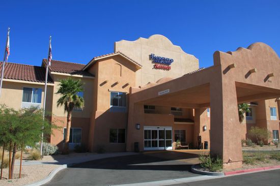 Gestern abend waren wir kaum im Hotel angekommen, da brach ein Sturm draußen los dass man fast wegflog.
Im amerikanischen Fernsehen sagten sie dass ein Thunderstorm in der Gegend tobt wo wir übernachten.
Als wir morgens aufstehen ist draußen herrlichster Sonnenschein - was für ein Glück - der Sturm ist weg!