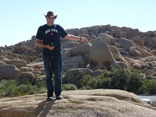 Nach einigen Metern bergauf sehen wir ihn.
Er sieht wirklich wie ein Totenschädel aus, man erkennt es gut.