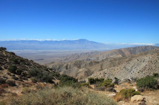 Das ist der Aussichtspunkt Keys View, es ist der allerhöchste Punkt im Park mit 5500 feet.
Der dunkle Streifen vor den Bergen ganz im Hintergrund ist der berühmte San Andreas Graben (Erdbeben).