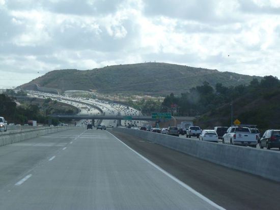 Dann machen wir uns auf den Weg nach San Diego.
Kurz vor unserem Ziel werden die Straßen bis zu achtspurig in jede Richtung und es beginnt die Rush Hour.
Einfach ist das nicht zu fahren, wie wird das wohl erst in Los Angeles werden?