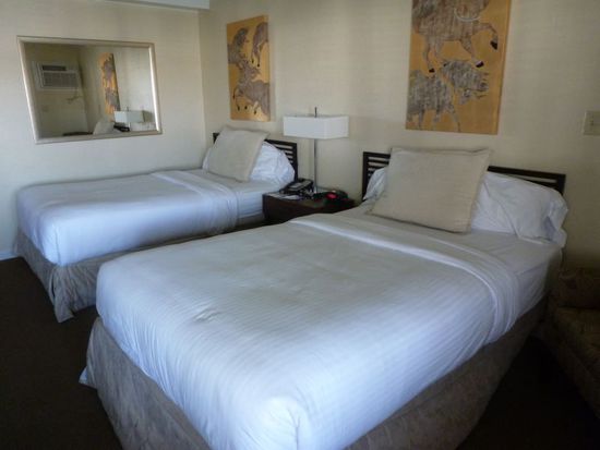 Unser Zimmer im Best Western Island Palms auf Shelter Island in San Diego.
Doch das beste ist die Aussicht von unserer kleinen Terrasse, damit hätten wir auf keinen Fall gerechnet und es verschlägt uns die Sprache. Träumen wir? Wenn ja, dann wachen wir hoffentlich nicht so schnell wieder auf.