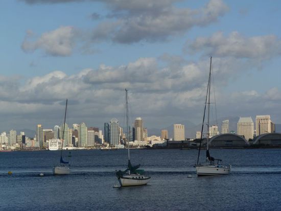 Nach dem Einziehen reservieren wir uns per Internet einen Tisch im Restaurant Bali Hai - heute gehen wir hawaiianisch essen.
Auf dem Spaziergang dorthin genießen wir die Skyline von San Diego.