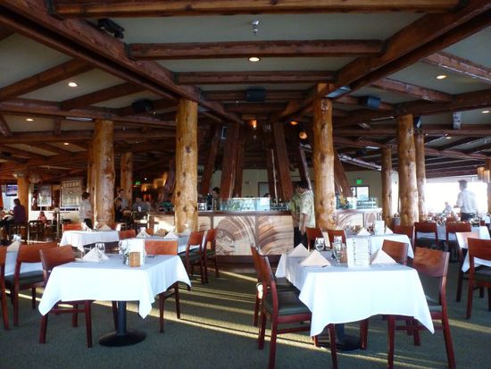 Innen ist es wunderschön, die Kellner tragen alle Hawaii-Hemden und sind ganz offensichtlich auch aus Hawaii.
Unser Kellner Dirk (er stellt sich vor mit "Döörk") ist unglaublich aufmerksam und blitzschnell.
Wir sitzen direkt am Fenster über dem Pazifik und denken immer noch dass wir träumen.