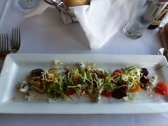 Dann kommt das Essen und uns wurde nicht zuviel versprochen.
Bernhard hat einen hawaiianischen Salat vorher.