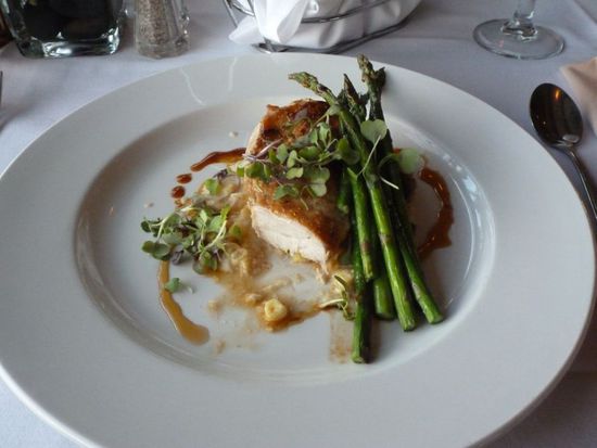 Dann essen wir beide eine knusprig geröstete Chicken Breast mit gedünstetem grünen Spargel in Zitronensoße.
Unglaublich lecker und noch nicht mal teuer.
Satt und zufrieden machen wir uns auf dem Heimweg zum Hotel.
Die Skyline sieht beleuchtet auch traumhaf aus.
Diese Bilder kommen dann morgen, denn wir hatten nur meine Kamera dabei und die von Bernhard ist besser für die Dunkel-Fotos.
Also dann bis morgen, dann geht es nach Sea World!