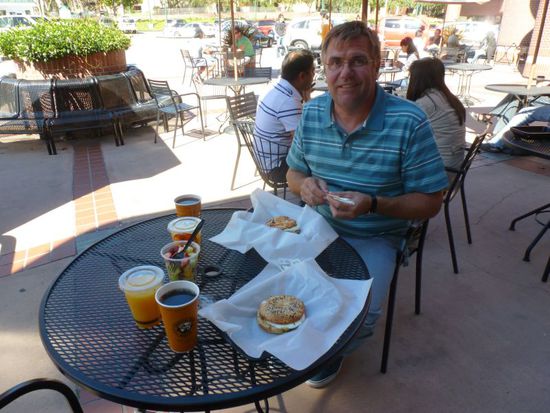 Als erstes wollen wir frühstücken gehen.
Da wir sowieso an den Strand wollen, fahren wir schon in Richtung La Jolla wo ein toller Beach sein soll.
Wir frühstücken bei Einstein Brothers Bagels und essen zwei äußerst leckere getoastete Bagels mit Ei, Tomaten, Spargel, Salat und Käse, dazu ein großer Becher mit frischen klein geschnittenen Früchten, frisch gepresster Orangensaft und Kaffee.
Nebenan bei Starbucks holen wir uns dann noch einen Blaubeer-Muffin und einen Apfel-Rosinen-Muffin.
Dann geht es los zum Beach.