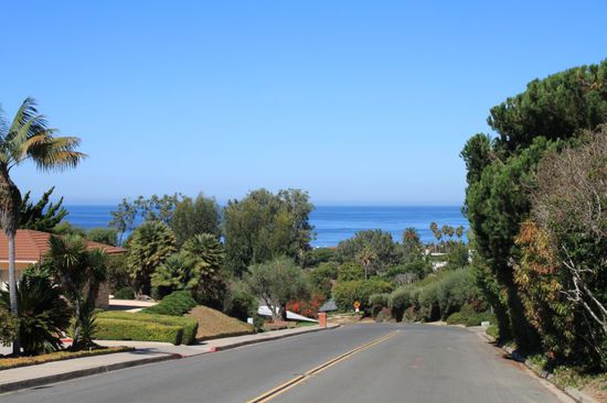 Wir durchfahren Wohngebiete mit Anwesen die einen schier aus den Socken hauen, überall Palmen, Palmen und nochmals Palmen.
Nie hätten wir gedacht dass es so schön sein kann auf der Welt.
Dann biegen wir in eine Straße ein und der Pazifik ist endlich in Sicht.....