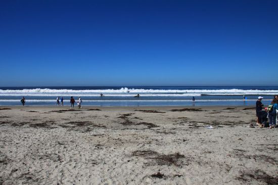 Wir finden sogar recht schnell einen Parkplatz der umsonst ist - und das an einem Samstag wo ganz San Diego an den Strand will.
Es sind ganz viele Surfer unterwegs die ihre Kunststücke auf dem Brett zeigen.
Wir springen aus den Schuhen und laufen barfuss ins Meer.
Boah - das ist aber kalt!
Aber an den Füßen gewöhnt man sich schnell dran, ganz reingehen würden wir beide nicht, zumindest nicht ohne Frostschäden davonzutragen.
Tja, der Pazifik ist halt auch kein Mittelmeer.
Aber Hauptsache die Luft ist schön warm, kaum zu glauben dass schon Oktober sein soll, es kommt uns vor wie Juli oder August.