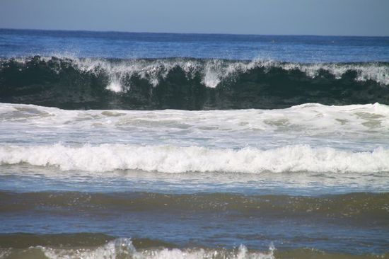 Teilweise kommen ganz schön hohe Wellen herangerast, einmal passen wir nicht auf und - Platsch - sind wir bis an die Oberschenkel nass.
Macht aber nichts, wird in der Sonne ja schnell wieder trocken.