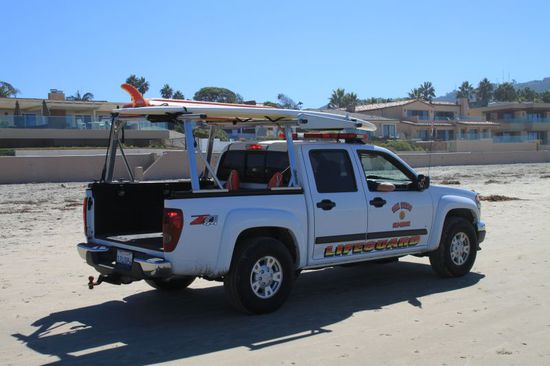 Der Lifeguard fährt langsam den Strand auf und ab.
Wie bei Baywatch, nur dass Pamela Anderson nicht am Steuer saß.
