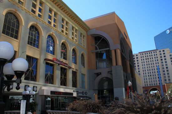 Nun wollen wir in die Innenstadt ein bisschen shoppen.
Dazu haben wir uns die Horton Plaza Mall ausgesucht.
Man darf 3 Stunden umsonst parken wenn man etwas kauft.
Und glaubt mir, das ist eine meiner leichtesten Übungen....