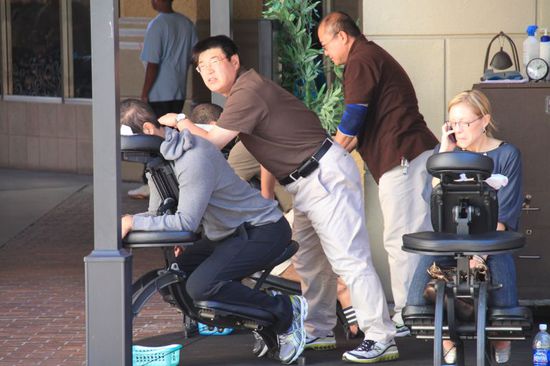 Mitten auf der Straße haben Chinesen Massagestühle aufgebaut und es gibt auch tatsächlich Leute die sich da so öffentlich massieren lassen.
Irgendwie sieht das doof aus wie der Mann da im Gestell hängt, das Gesicht in einen feuchten Lappen gepresst und der Chinese hinter ihm biegt an ihm herum.
Wir konnten es nicht lassen das zu fotografieren.