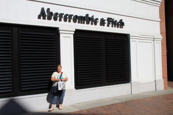 Endlich habe ich auch einen Abercrombie Laden gefunden.
Und die haben auch noch Ausverkauf - was für ein toller Zufall!
Wieder draußen machen wir noch schnell dieses Foto und dann wurden wir Zeuge eines sehr unschönen Vorfalls.
Wir standen noch vor dem Abercrombie Laden als plötzlich laut keuchend ein Mann der kaum noch Zähne im Mund hatte mit angstgeweiteten Augen an uns vorbeirannte.
Hinterher rannte eine Frau die irgendetwas schrie was wir nicht verstanden und auf ihn zeigte.
Der Mann trug eine grüne Tasche vor sich gepresst, die er ihr wohl kurz vorher entrissen hatte.
Einige Männer hefteten sich an seine Fersen und brüllten auch hinter ihm her dass er stehen bleiben soll,  der Mann rannte in seiner Angst mitten auf die Straße direkt vor ein Auto, dieses konnte aber zum Glück in letzter Sekunde bremsen.
Der Mann ließ die grüne Tasche fallen und rannte weiter, die Verfolger haben ihn ein Stück weiter aber doch noch eingeholt und gestellt.
Man sah dass der Dieb ein armer Mensch war und nie werde ich seinen heftig keuchenden Atem und seine vor Angst wegen den Verfolgern weit aufgerissenen Augen vergessen.
Ich weiß, es ist ein Dieb und wenn es meine Tasche gewesen wäre, würde ich vielleicht anders denken.
Aber eventuell hatte der Mann kaum eine andere Wahl, war obdachlos und war hungrig.
In Amerika gibt es kein Hartz 4, die Obdachlosen sind ganz allein auf sich gestellt.
Irgendwie tat der Mann uns beiden sehr leid und wir dachten noch den Rest des Tages an den unschönen Vorfall zurück.