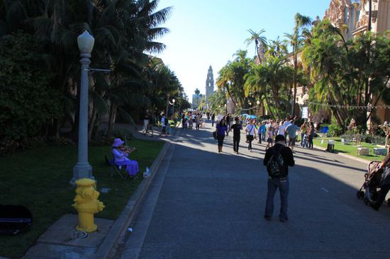 Wir fuhren weiter zum Balboa Park und weil Samstag war ist hier der Wahnsinn ausgebrochen.
Ganz San Diego will offenbar hierher.
Auf den schönen Wegen gibt es eine Menge Pantomimen, Musiker, Zauberer, Gaukler und viel TamTam überall.
Wir laufen als erstes die breite Eingangsstraße ganz ab.